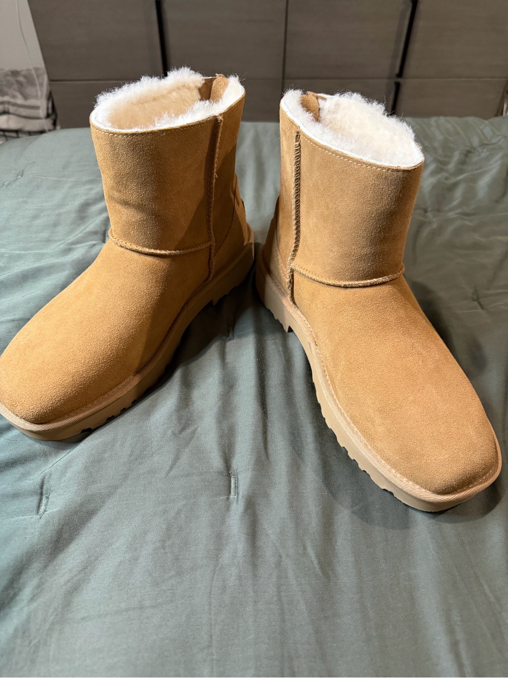 UGG Classic Short Shearling Boots in Chestnut/Tan